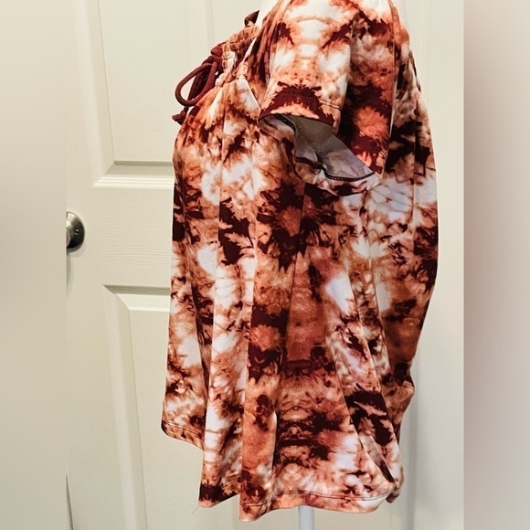 Sauci peasant style top, beautiful color, size large. On off shoulder. Size L - Picture 2 of 6